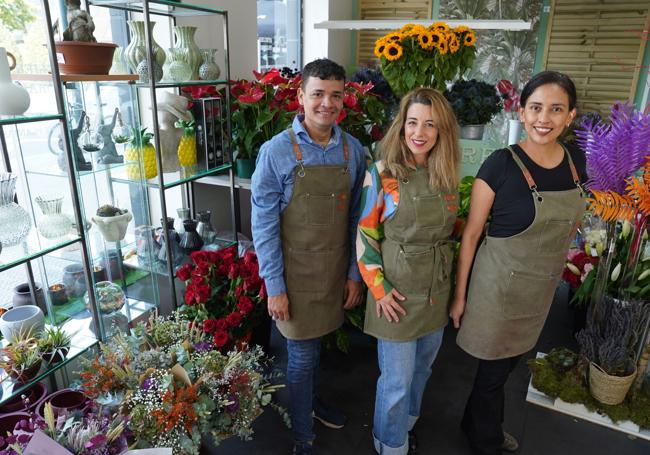 Nagore posa con dos de sus tres empleados, Edward y Luz.